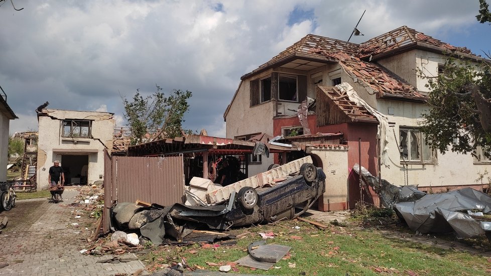 Takto vypadají následky řádění tornáda na Hodonínsku v Lužicích, Mikulčicích a v lese u hodonínského Pánova.