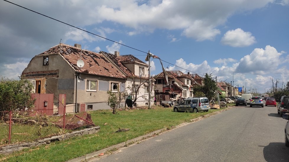 Takto vypadají následky řádění tornáda na Hodonínsku v Lužicích, Mikulčicích a v lese u hodonínského Pánova.