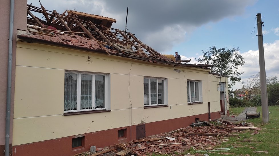 Takto vypadají následky řádění tornáda na Hodonínsku v Lužicích, Mikulčicích a v lese u hodonínského Pánova.