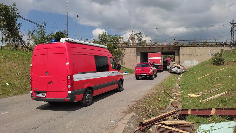 Takto vypadají následky řádění tornáda na Hodonínsku v Lužicích, Mikulčicích a v lese u hodonínského Pánova.