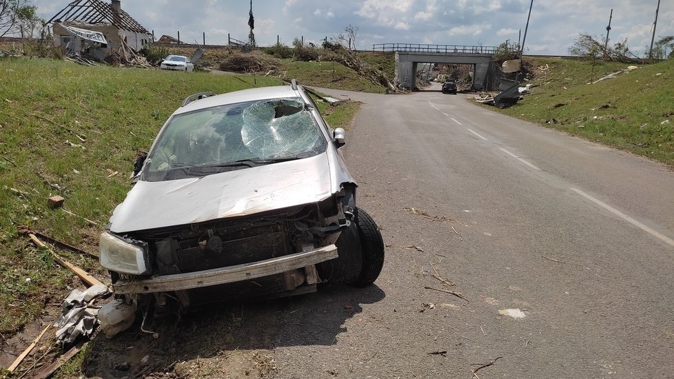 Takto vypadají následky řádění tornáda na Hodonínsku v Lužicích, Mikulčicích a v lese u hodonínského Pánova.