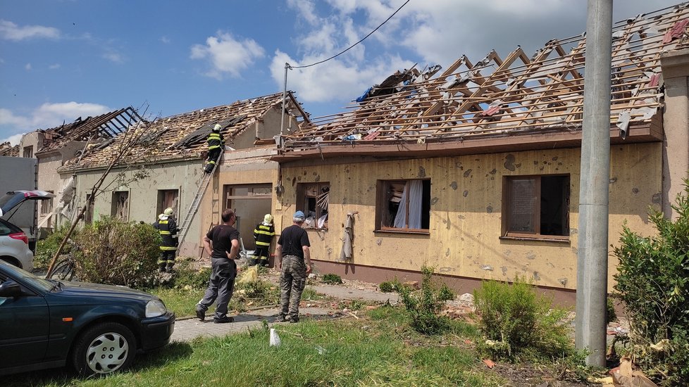 Takto vypadají následky řádění tornáda na Hodonínsku v Lužicích, Mikulčicích a v lese u hodonínského Pánova.