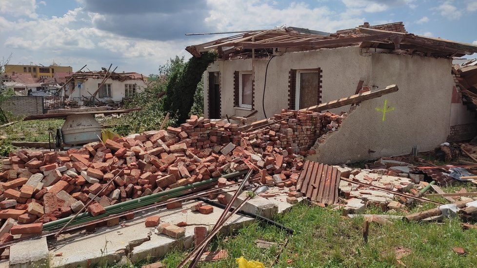 Takto vypadají následky řádění tornáda na Hodonínsku v Lužicích, Mikulčicích a v lese u hodonínského Pánova.