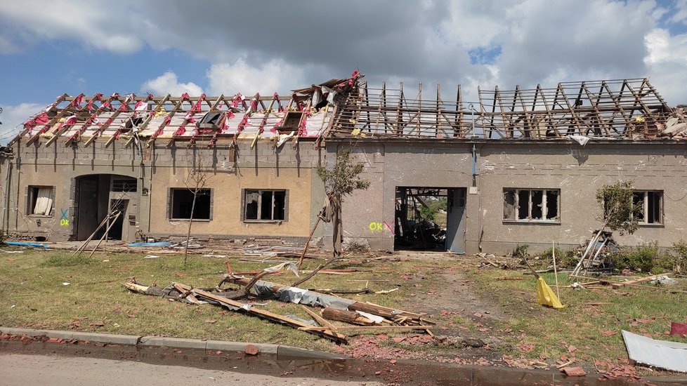 Takto vypadají následky řádění tornáda na Hodonínsku v Lužicích, Mikulčicích a v lese u hodonínského Pánova.