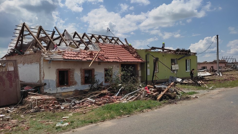 Takto vypadají následky řádění tornáda na Hodonínsku v Lužicích, Mikulčicích a v lese u hodonínského Pánova.