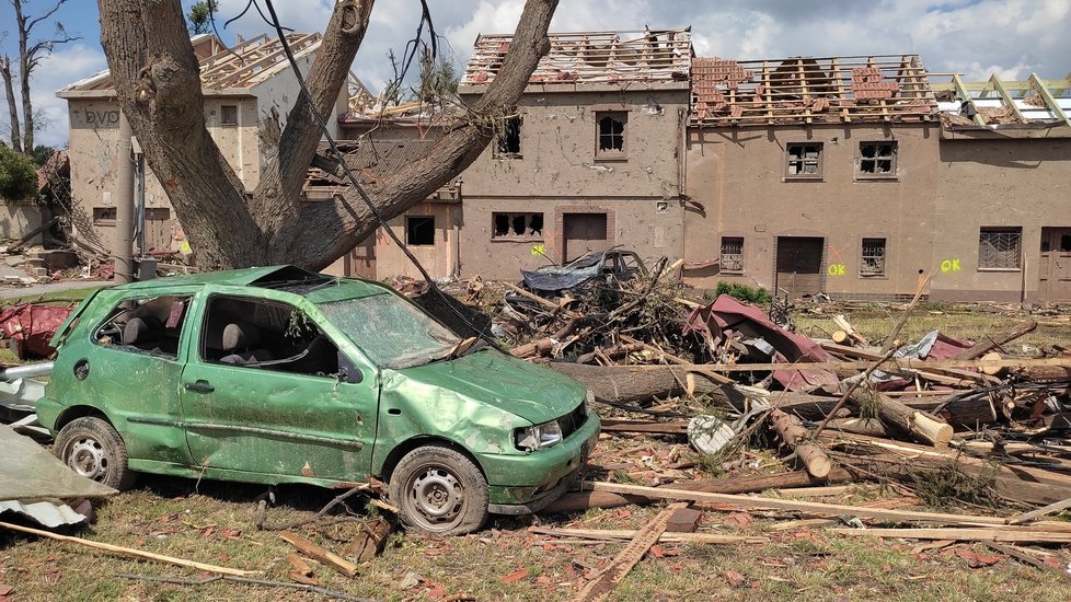 Takto vypadají následky řádění tornáda na Hodonínsku v Lužicích, Mikulčicích a v lese u hodonínského Pánova.