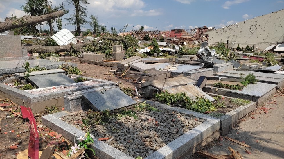 Takto vypadají následky řádění tornáda na Hodonínsku v Lužicích, Mikulčicích a v lese u hodonínského Pánova.