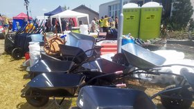 Tornádo poničilo 24.června 1200 domů, dvě stovky museli zdemolovat. Lidé z celého Česka poslali postiženým obcím přes 1 miliardu korun.