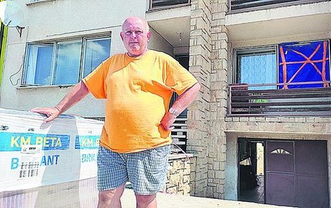 Miloslav Petrjánoš (70) před svým domem, který poničilo tornádo, jež se přihnalo 24. června.