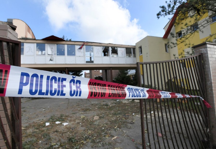 Poškozené rodinné domy v Hodoníně po čtvrteční silné bouři, krupobití a tornádu.
