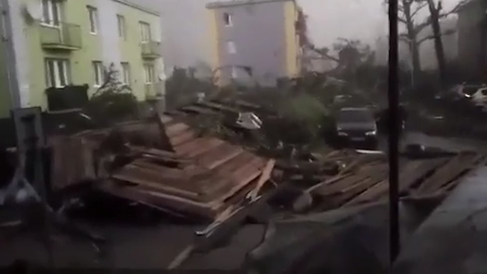 Obraz zkázy: Takhle tornádo zdevastovalo starou Bažantnici v Hodoníně.