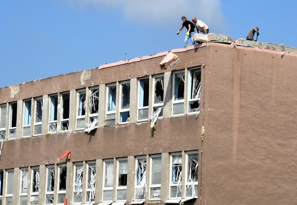Poškozené rodinné domy v Hodoníně po čtvrteční silné bouři, krupobití a tornádu