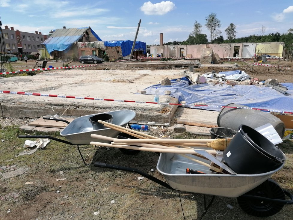Poškozené rodinné domy v Hodoníně po čtvrteční silné bouři, krupobití a tornádu.