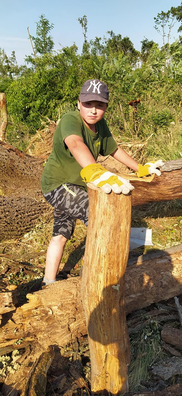 Žák sedmé třídy Vojta Toman z Ratíškovic (14) pomáhá od začátku při likvidaci následků tornáda na hodonínském Pánově.