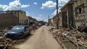 Tornádem poničená obec Hrušky v pátek 25. června 2021. Lidé s hrůzou sledují, co přírodní živel napáchal. Začínají odklízet trosky a počítat škody. Tornádem poničená obec Hrušky v pátek 25. června 2021. Lidé s hrůzou sledují, co přírodní živel napáchal. Začínají odklízet trosky a počítat škody.