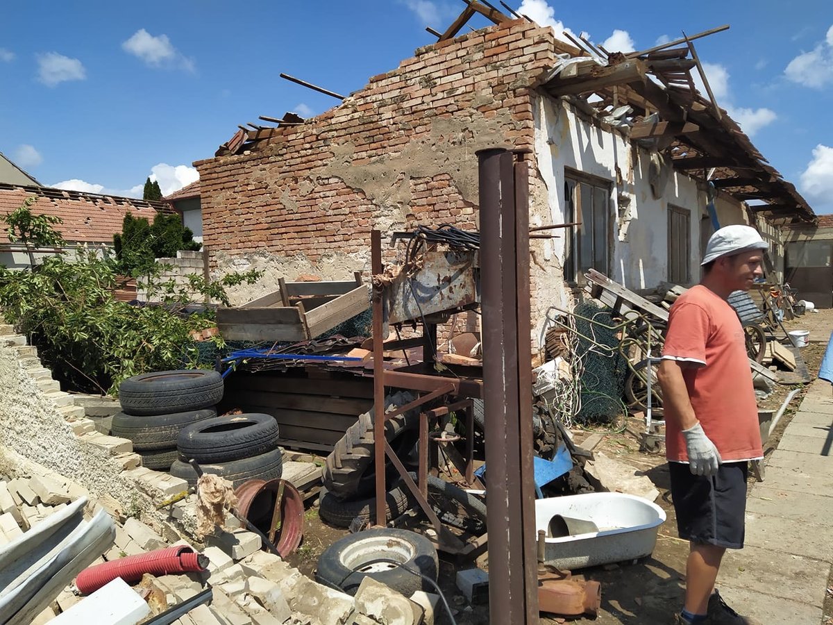 Tornádem poničená obec Hrušky v pátek 25. června 2021. Lidé s hrůzou sledují, co přírodní živel napáchal. Začínají odklízet trosky a počítat škody.