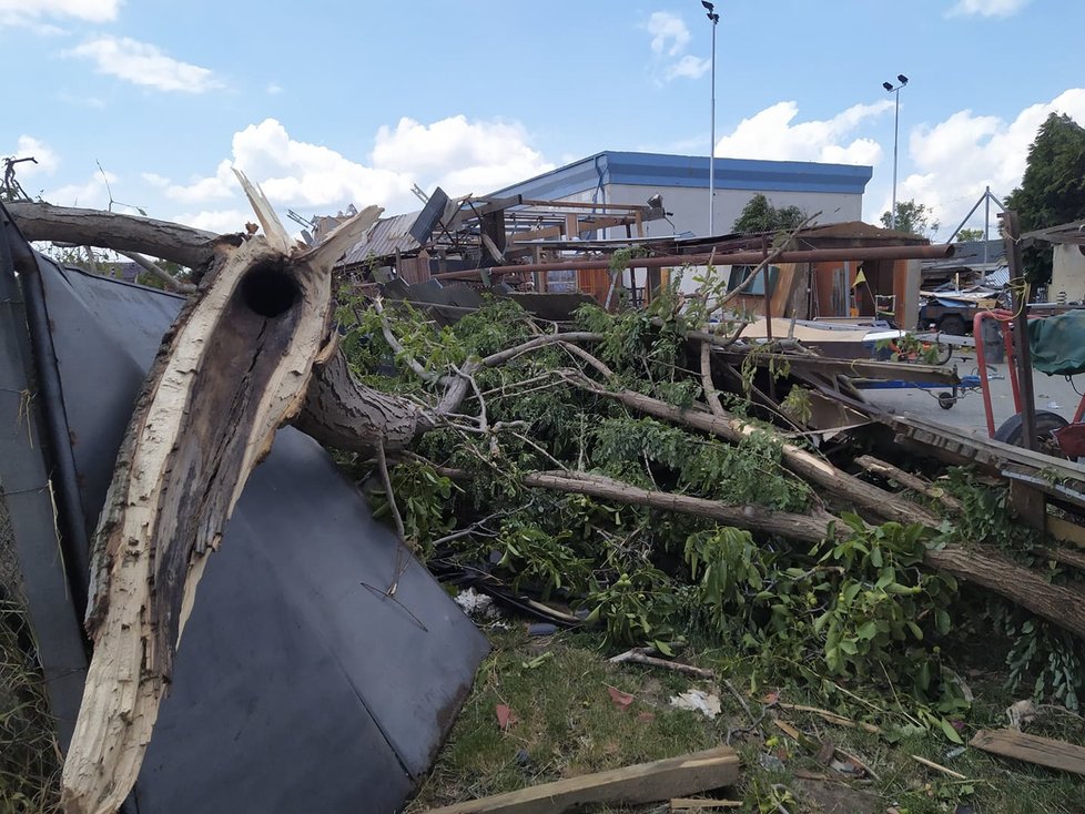 Tornádem poničená obec Hrušky v pátek 25. června 2021. Lidé s hrůzou sledují, co přírodní živel napáchal. Začínají odklízet trosky a počítat škody.