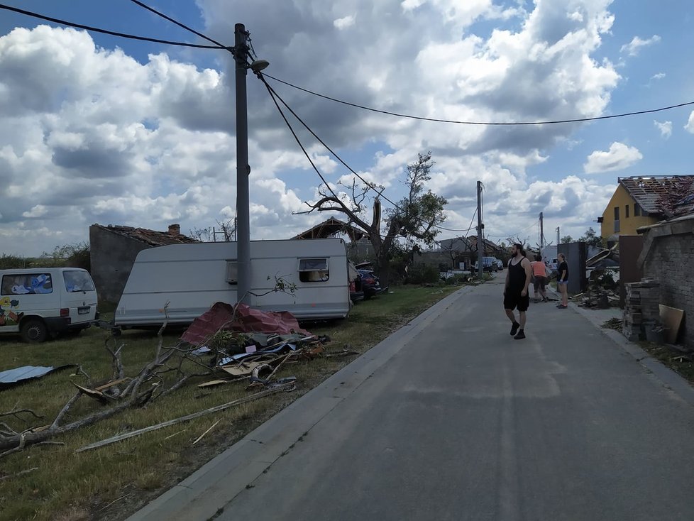 Tornádem poničená obec Hrušky v pátek 25. června 2021. Lidé s hrůzou sledují, co přírodní živel napáchal. Začínají odklízet trosky a počítat škody.