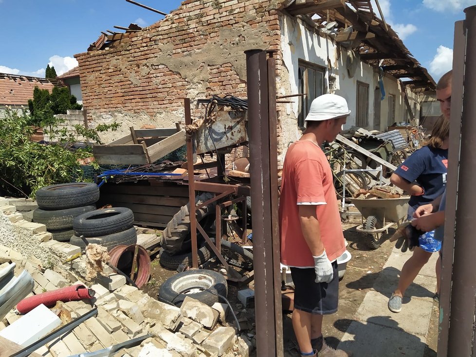 Tornádem poničená obec Hrušky v pátek 25. června 2021. Lidé s hrůzou sledují, co přírodní živel napáchal. Začínají odklízet trosky a počítat škody.