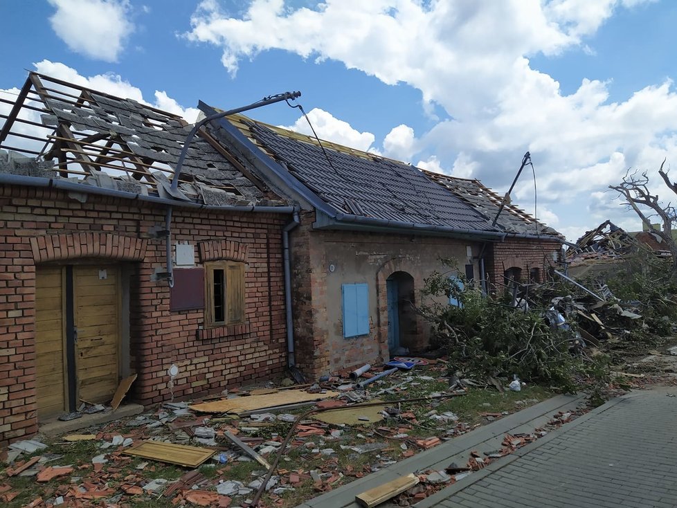 Tornádem poničená obec Hrušky v pátek 25. června 2021. Lidé s hrůzou sledují, co přírodní živel napáchal. Začínají odklízet trosky a počítat škody.