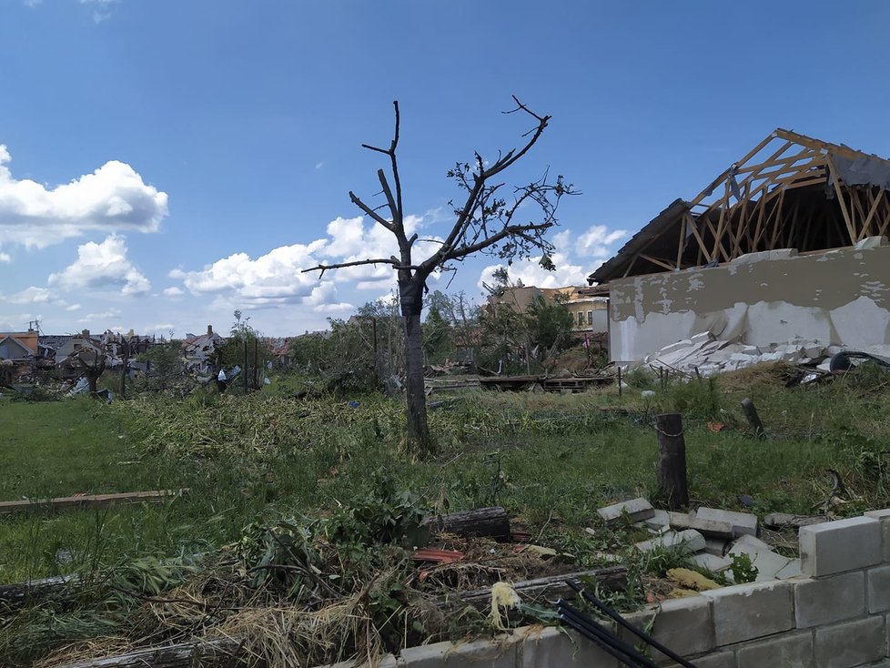 Tornádem poničená obec Hrušky v pátek 25. června 2021. Lidé s hrůzou sledují, co přírodní živel napáchal. Začínají odklízet trosky a počítat škody.