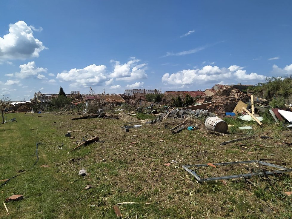 Tornádem poničená obec Hrušky v pátek 25. června 2021. Lidé s hrůzou sledují, co přírodní živel napáchal. Začínají odklízet trosky a počítat škody.