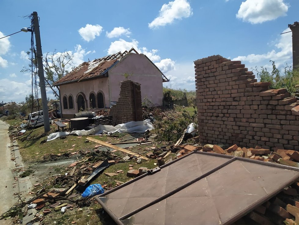 Tornádem poničená obec Hrušky v pátek 25. června 2021. Lidé s hrůzou sledují, co přírodní živel napáchal. Začínají odklízet trosky a počítat škody.