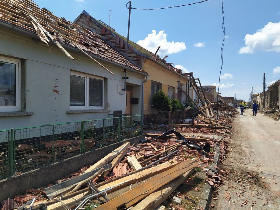 Tornádem poničená obec Hrušky v pátek 25. června 2021. Lidé s hrůzou sledují, co přírodní živel napáchal. Začínají odklízet trosky a počítat škody.