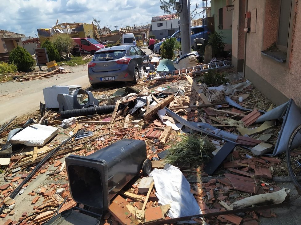 Tornádem poničená obec Hrušky v pátek 25. června 2021. Lidé s hrůzou sledují, co přírodní živel napáchal. Začínají odklízet trosky a počítat škody.