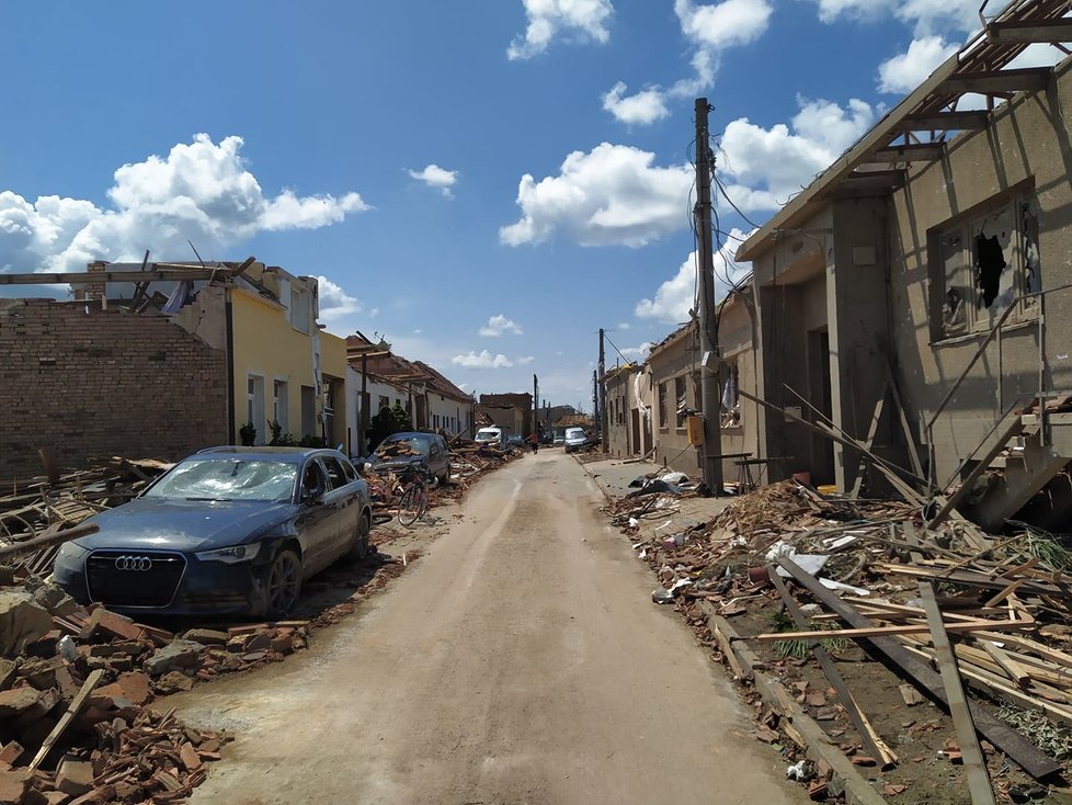 Tornádem poničená obec Hrušky v pátek 25. června 2021. Lidé s hrůzou sledují, co přírodní živel napáchal. Začínají odklízet trosky a počítat škody.