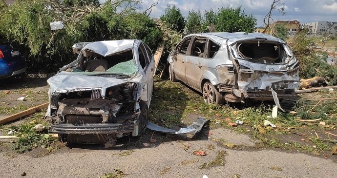 Tornádem poničené Lužice v pátek 25. června ráno. Lidé s hrůzou sledují, co přírodní živel napáchal.