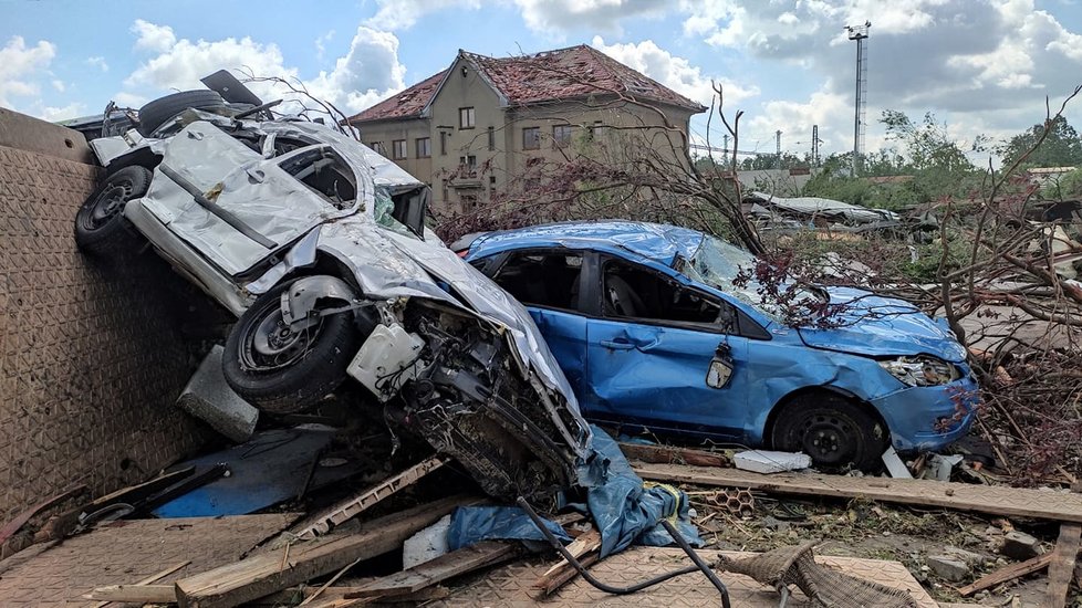 Tornádem poničené Lužice v pátek 25. června ráno. Lidé s hrůzou sledují, co přírodní živel napáchal.