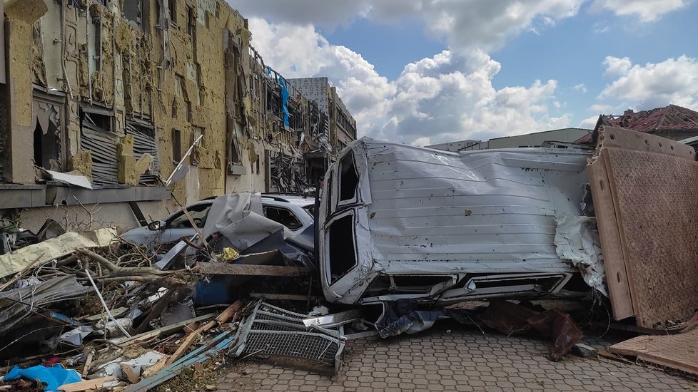 Tornádem poničené Lužice v pátek 25. června ráno. Lidé s hrůzou sledují, co přírodní živel napáchal.