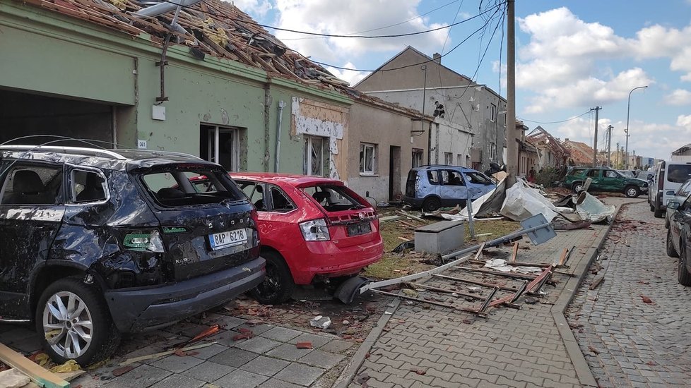 Tornádem poničené Lužice v pátek 25. června ráno. Lidé s hrůzou sledují, co přírodní živel napáchal.