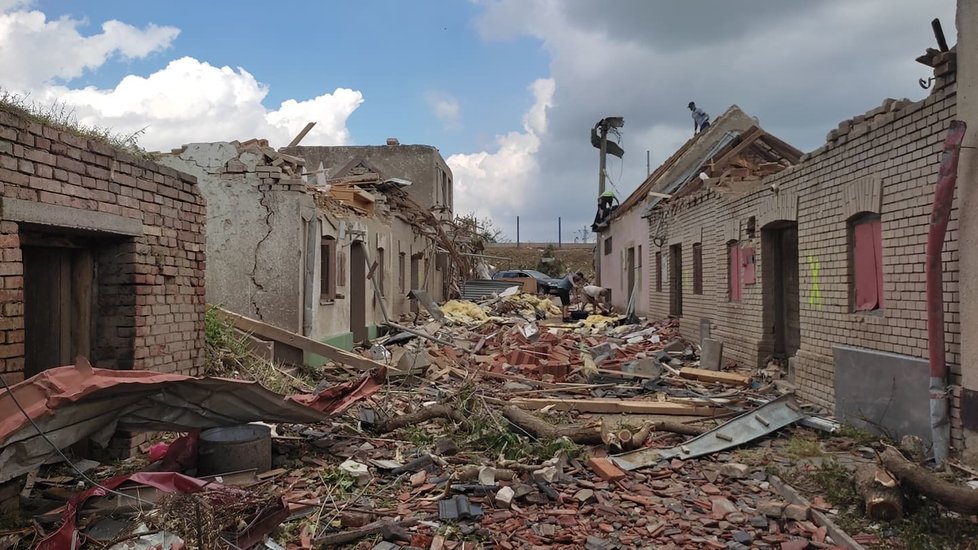 Tornádem poničené Mikulčice v pátek 25. června ráno. Lidé s hrůzou sledují, co přírodní živel napáchal.