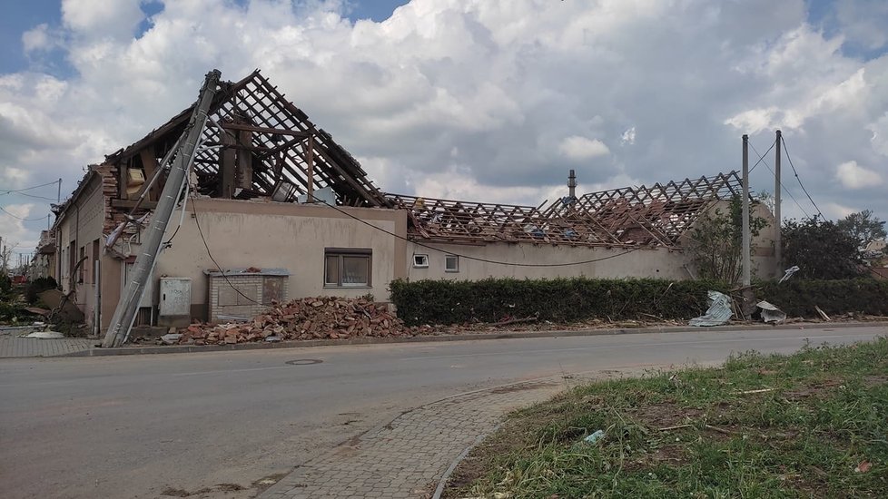 Tornádem poničené Mikulčice v pátek 25. června ráno. Lidé s hrůzou sledují, co přírodní živel napáchal.