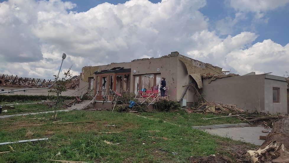 Tornádem poničené Mikulčice v pátek 25. června ráno. Lidé s hrůzou sledují, co přírodní živel napáchal.