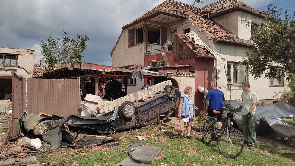 Tornádem poničené Mikulčice v pátek 25. června ráno. Lidé s hrůzou sledují, co přírodní živel napáchal.