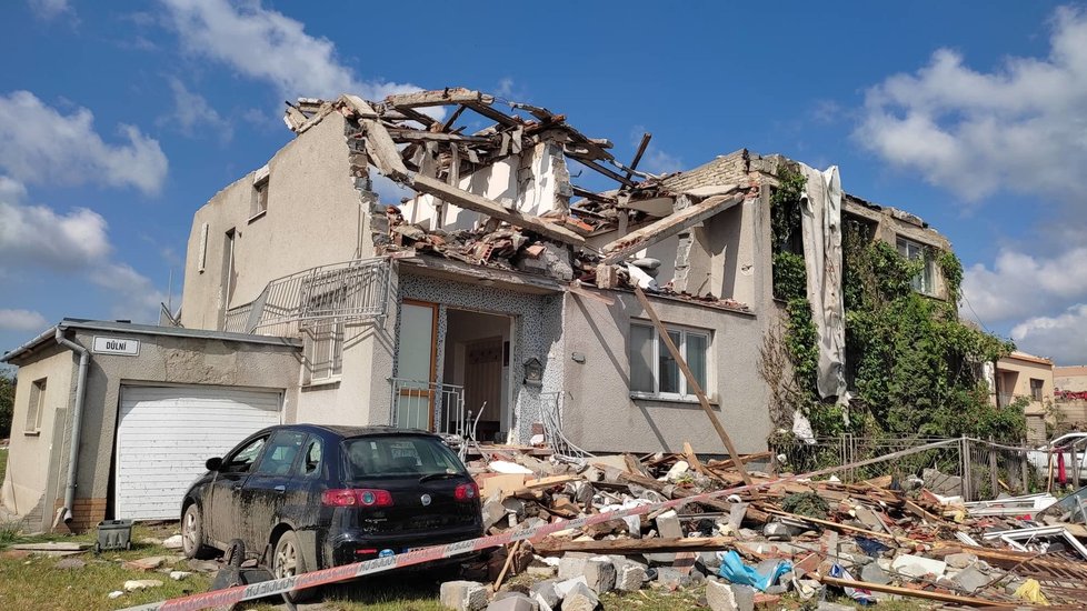 Tornádem poničené Mikulčice v pátek 25. června ráno. Lidé s hrůzou sledují, co přírodní živel napáchal.