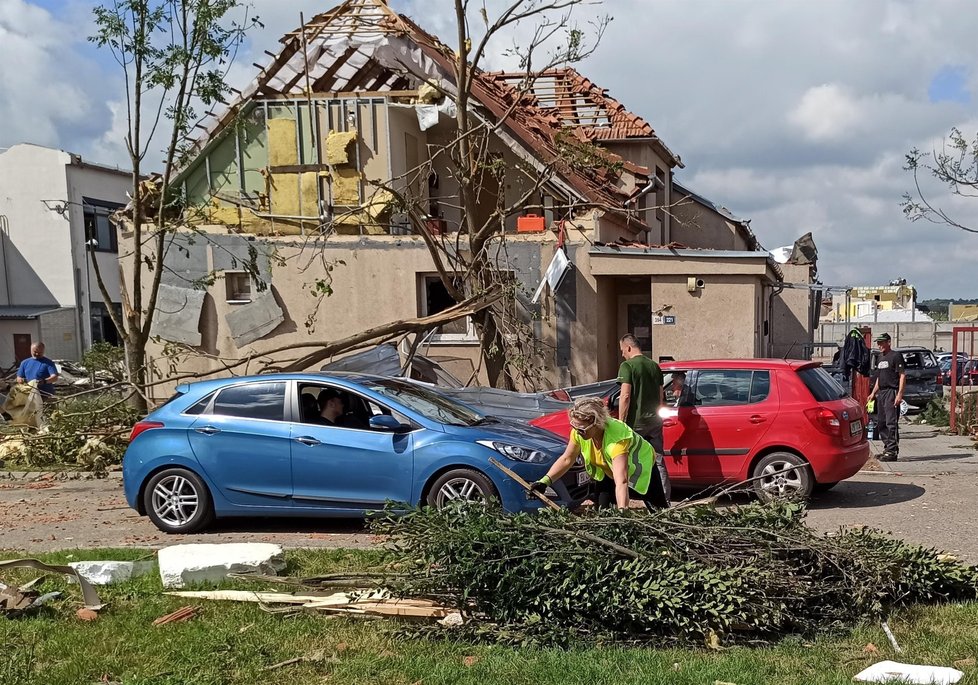 Parta kamarádů z Frýdecko-Místecka neváhala a vyjela pomáhat lidem z tornádem postižené obce Lužice.