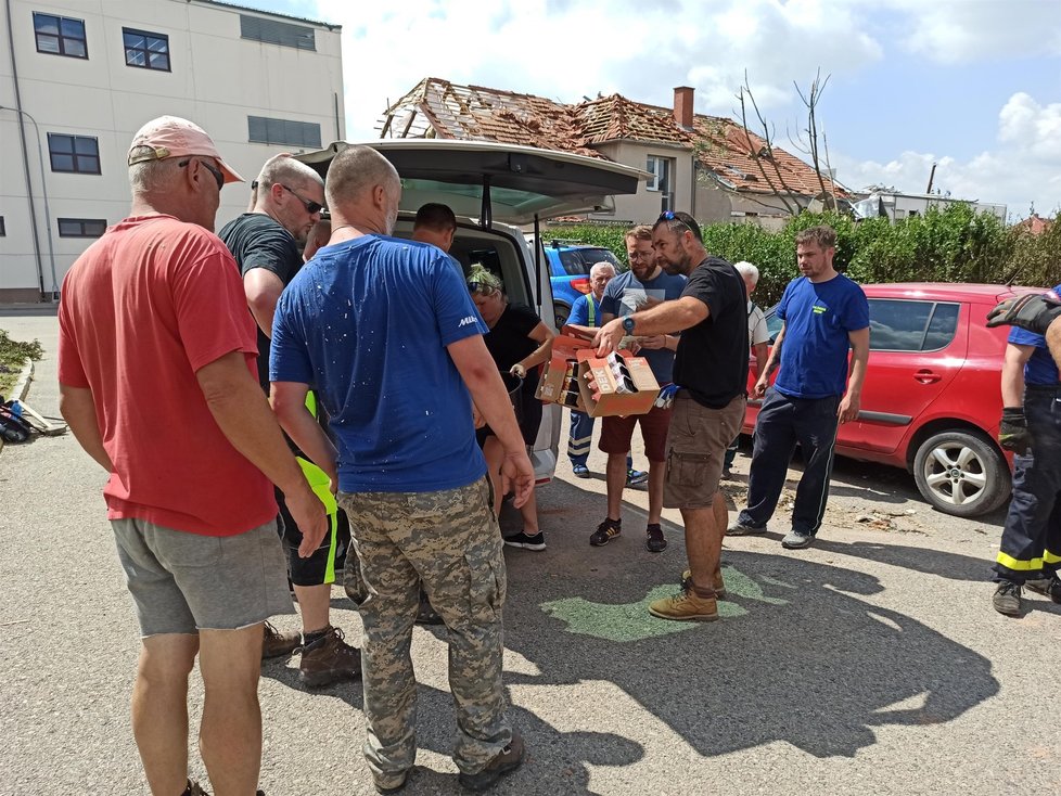 Parta kamarádů z Frýdecko-Místecka neváhala a vyjela pomáhat lidem z tornádem postižené obce Lužice.