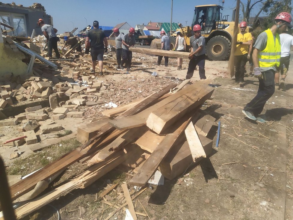 Mikulčice pět dní po tornádu. Zdevastovaným obcím nejvíce chybí stavební materiál a řemeslníci.