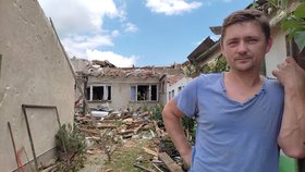Vít Kostiha (40) z Mikulčic doufá, že svůj dům zachrání, střecha je ale pryč.