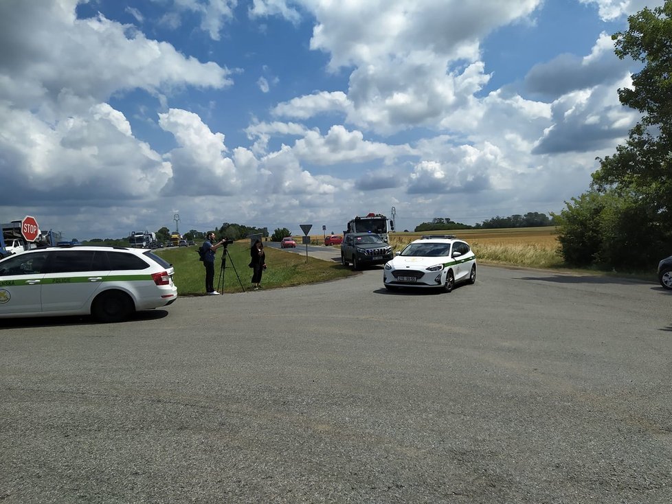 Policie odklání dopravu před jednou z nejvíce postižených obcí tornádem Hrušky na Břeclavsku.