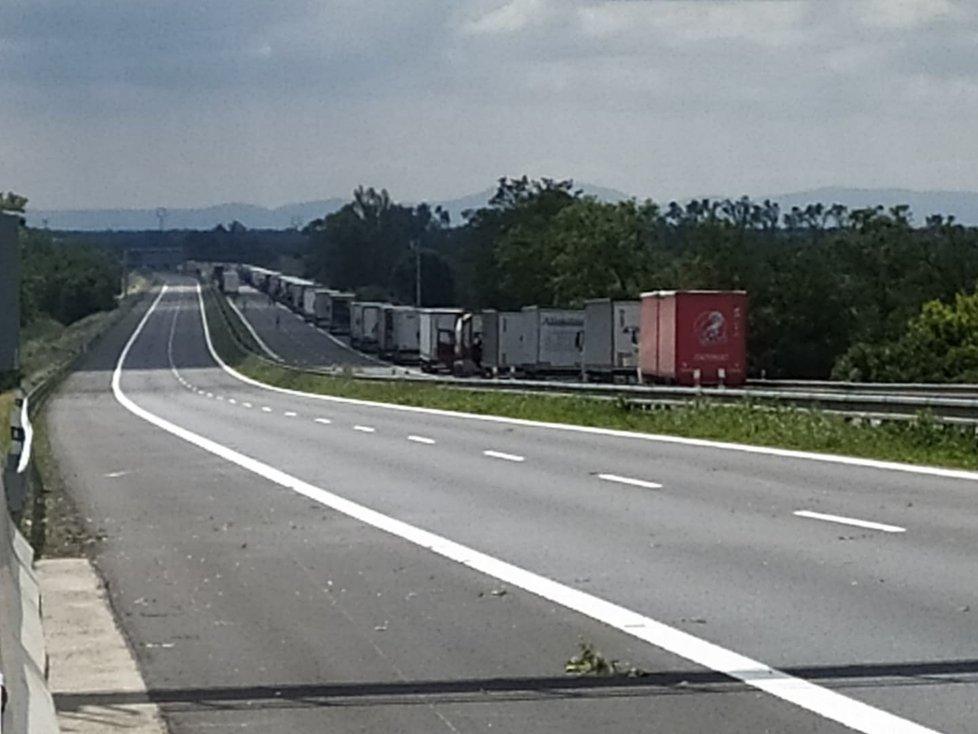 Dálnice D2 je uzavřená. Fronta kamionů na hranici se Slovenskem měřila v pátek dopoledne 12 km.