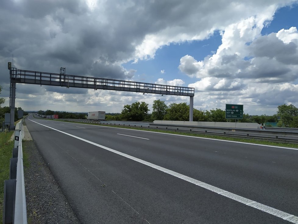 Dálnice D2 je uzavřená. Fronta kamionů na hranici se Slovenskem měřila v pátek dopoledne 12 km.