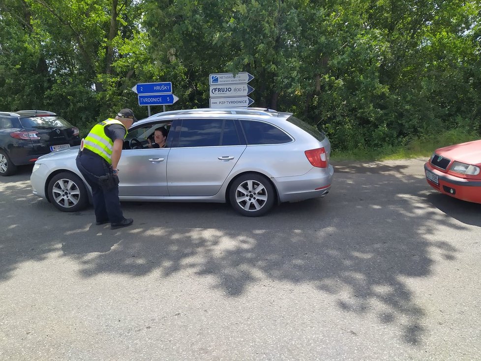 Policie odklání dopravu před jednou z nejvíce postižených obcí tornádem Hrušky na Břeclavsku.