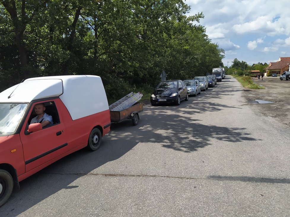 Policie odklání dopravu před jednou z nejvíce postižených obcí tornádem, Hruškami na Břeclavsku.