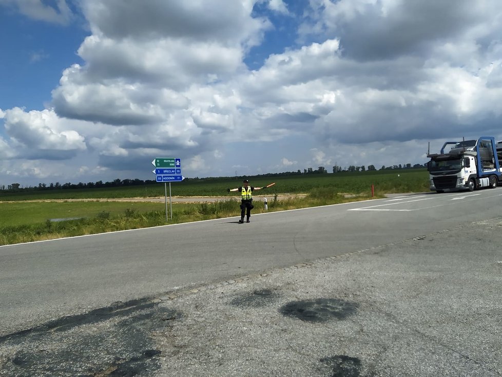 Policie odklání dopravu před jednou z nejvíce postižených obcí tornádem Hrušky na Břeclavsku.