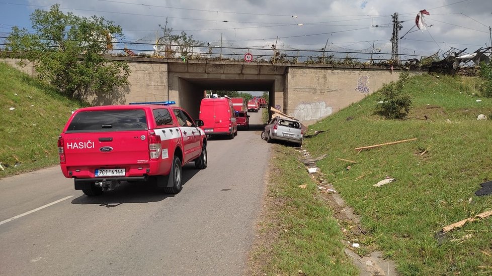 Tornádem poničené Mikulčice v pátek 25. června ráno. Lidé s hrůzou sledují, co přírodní živel napáchal.